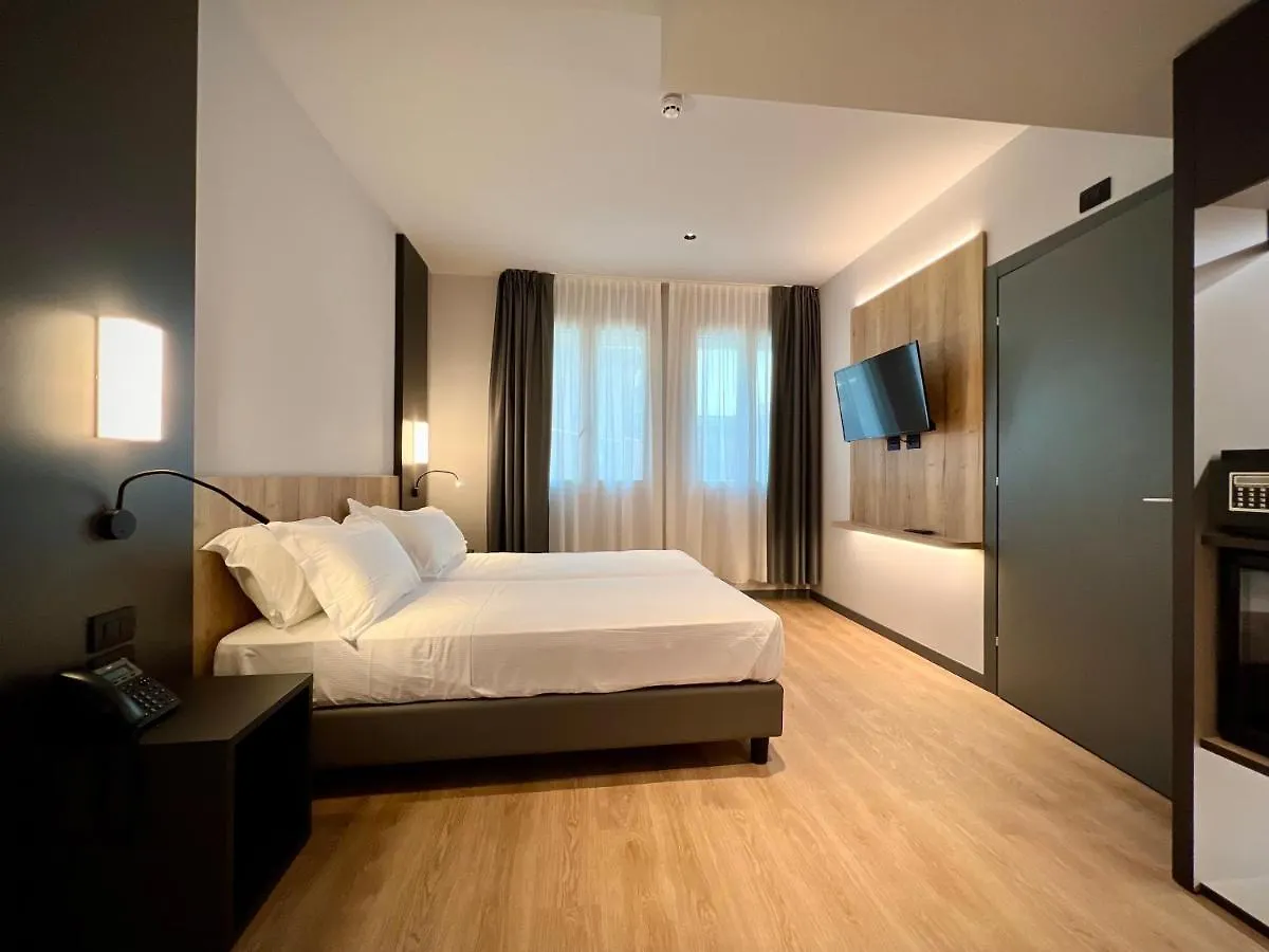 Hotel Leonessa Brescia 3*,  Italy